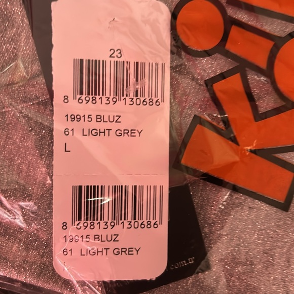 Sparkling light grey and silver 3/4 sleeve top - Picture 3 of 3